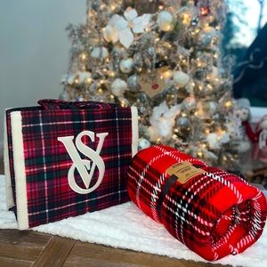 Victoria Secret Sherpa Tote & PINK Blanket Set